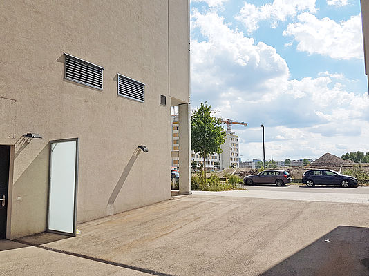 Terrassenbereich Richtung Straße